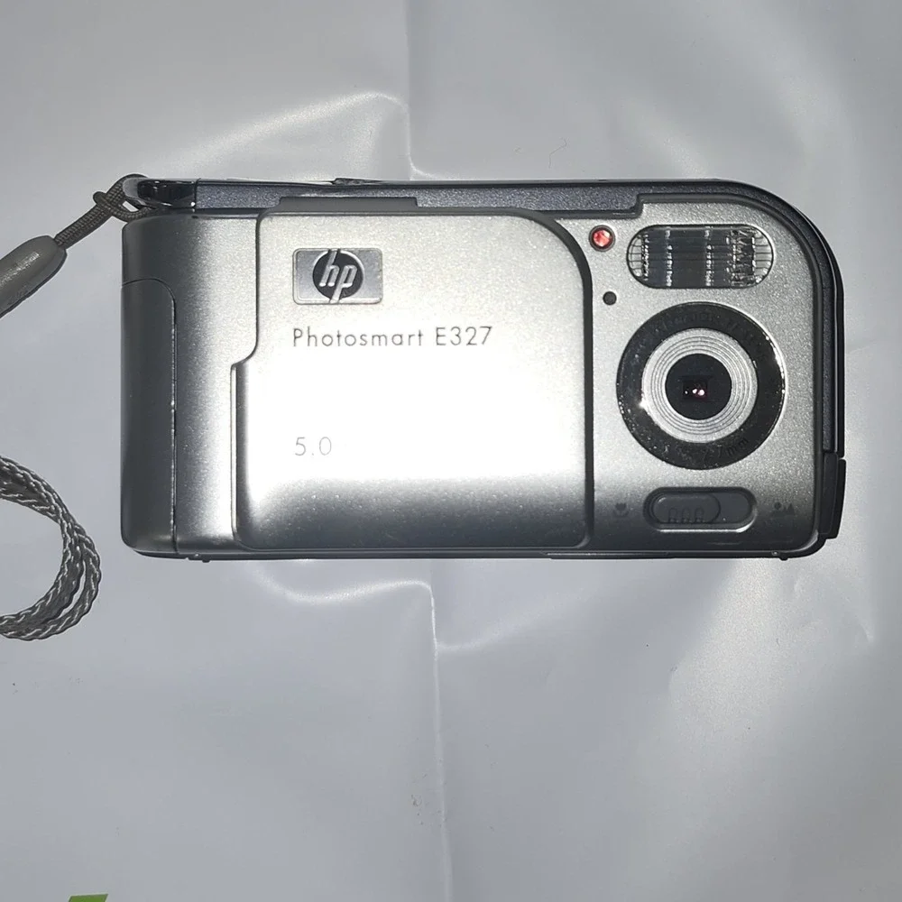 HP PhotoSmart E327 5.0MP Digital‎ Camera - Silver FOR PARTS NOT WORKING AS/IS